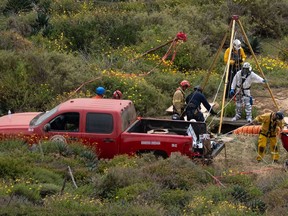 Un secouriste se prépare à descendre dans un point d'eau où des restes humains ont été trouvés près de la plage de La Bocana, délégation de Santo Tomas, à Ensenada, dans l'État de Basse-Californie, au Mexique, le 3 mai 2024.