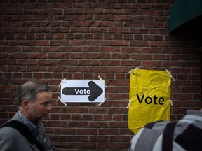 C'est le jour des élections partielles dans deux circonscriptions de l'Ontario et l'une des courses semble être très compétitive.  Les électeurs font la queue pour voter aux élections provinciales de l'Ontario, à Toronto, le jeudi 7 juin 2018.