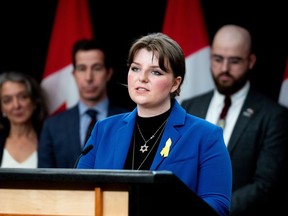 Claire Frankel, étudiante à l'Université McGill, prend la parole lors d'une conférence de presse au Théâtre national de la presse (NPT), dans la Cité parlementaire à Ottawa, le mercredi 8 mai 2024.