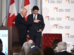 Perrin Beatty, président de la Chambre de commerce du Canada, montre au premier ministre Justin Trudeau son siège pour une discussion au coin du feu, après les remarques de Trudeau lors de la Journée sur la Colline de la Chambre de commerce du Canada à Ottawa, le lundi 15 avril 2024.