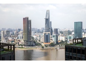 Le bâtiment IFC One Saigon en construction, à gauche, la tour financière Bitexco, le centre et d'autres bâtiments du district 1 de Ho Chi Minh, au Vietnam, le samedi 28 octobre 2023. Les ventes de copropriétés de Ho Chi Minh-Ville au premier trimestre ont chuté de 23 % à un niveau record en raison des taux d'intérêt élevés et des contraintes de financement auxquelles sont confrontés de nombreux promoteurs, une offre limitée.  Photographe : Maika Elan/Bloomberg