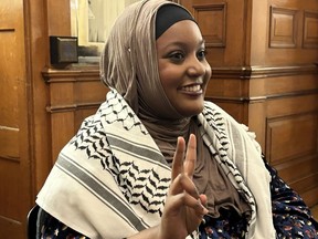 Sarah Jama, députée indépendante, s'adresse aux médias alors qu'elle porte un keffieh à Queen's Park, à Toronto, le mardi 23 avril 2024.