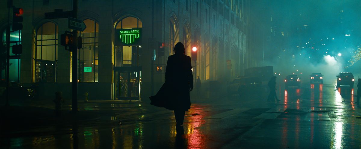un Neo en silhouette se dirige vers un café appelé Simulatte dans The Matrix Resurrections