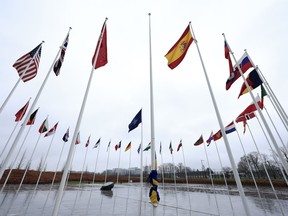 Un groupe bipartisan de sénateurs américains a écrit une lettre au Premier ministre pour l'exhorter à atteindre l'objectif de dépenses de l'OTAN que le Canada a accepté il y a dix ans.  Le drapeau suédois est attaché à un mât et entouré des drapeaux d'autres pays de l'OTAN, alors que le protocole prépare une cérémonie de lever du drapeau pour marquer l'adhésion de la Suède au siège de l'OTAN à Bruxelles, le lundi 11 mars 2024.