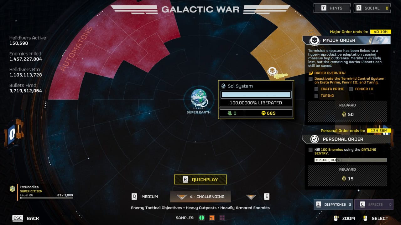 Capture d'écran de l'interface du jeu vidéo Helldivers 2 illustrant un thème de guerre galactique, comprenant une carte stratégique détaillée avec le système Sol mis en évidence et divers panneaux de contrôle pour les paramètres de jeu et les missions.