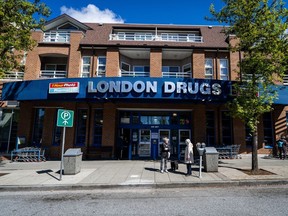 Les gens attendent à l’extérieur du site de London Drugs Kerrisdale le lundi avril.  29, 2024. London Drugs annonce la réouverture progressive de ses magasins à la suite d'un incident de cybersécurité qui a entraîné la fermeture de plus de 80 sites en Alberta, en Saskatchewan, au Manitoba et en Colombie-Britannique.