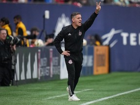 L'entraîneur-chef du Toronto FC, John Herdman, crie des instructions depuis la ligne de touche lors de la deuxième mi-temps d'un match de football de la MLS contre les Whitecaps de Vancouver, à Vancouver, le 6 avril 2024.