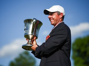 Rory McIlroy célèbre avec le trophée après avoir remporté le championnat Wells Fargo.