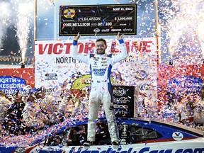DOSSIER – Kyle Larson (5 ans) célèbre à Victory Lane après avoir remporté la course automobile NASCAR All-Star Cup Series au North Wilkesboro Speedway, le dimanche 21 mai 2023, à North Wilkesboro, Caroline du Nord