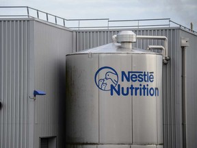 Le logo de Nestlé est photographié devant l'usine de production d'aliments pour bébés à Arches (est de la France), le 11 mai 2017.