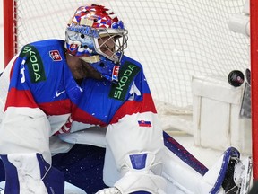 Le gardien slovaque Samuel Hlavaj ne parvient pas à effectuer un arrêt lors du match quart de finale entre le Canada et la Slovaquie aux Championnats du monde de hockey sur glace à Prague, en République tchèque, le jeudi 23 mai 2024.