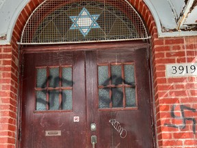 Des croix gammées sur une synagogue de Montréal.
