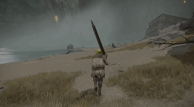 Un personnage joueur d'Elden Ring balance une épée à deux mains sur une plage