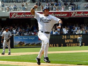 Sean Burroughs des Padres célèbre la victoire de son coéquipier Jay Payton lors de sa victoire au 10e repas contre les Rocheuses à San Diego, le 2 juin 2004.