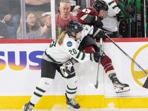 Kristin O'Neill (43 ans) de Montréal est inscrite sur les bandes par Hannah Brandt (20 ans) de Boston lors des séries éliminatoires de hockey de la PWHL en deuxième période à Laval, le samedi 11 mai 2024.