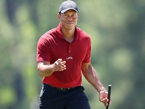 Tiger Woods des États-Unis salue la foule en marchant vers le 18e green lors de la dernière partie du tournoi Masters 2024 au Augusta National Golf Club, le dimanche 14 avril 2024 à Augusta, en Géorgie.