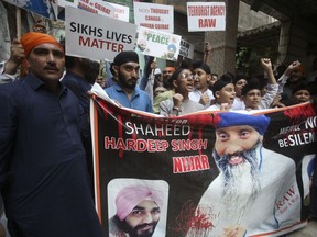 Des membres de la communauté sikh manifestent contre le meurtre de Hardeep Singh Nijjar, à Peshawar, au Pakistan, le mercredi 20 septembre 2023.