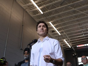 Le premier ministre Justin Trudeau parle de la prochaine saison des incendies de forêt au centre de secours des pompiers de West Kelowna, en Colombie-Britannique, le vendredi 10 mai 2024.