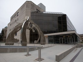 L'édifice de la Cour du Banc du Roi du Manitoba est présenté au centre-ville de Winnipeg, où le procès de Jeremy Skibicki doit commencer le lundi 29 avril 2024.