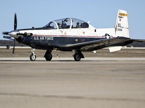 Cette image fournie par l'US Air Force montre un T-6A Texan II de l'US Air Force circulant sur la ligne de vol de la base aérienne de Laughlin, au Texas, le 26 janvier 2024.