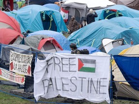 Des militants pro-palestiniens dans leur campement sur le campus de l'Université McGill à Montréal, le mercredi 1er mai 2024.