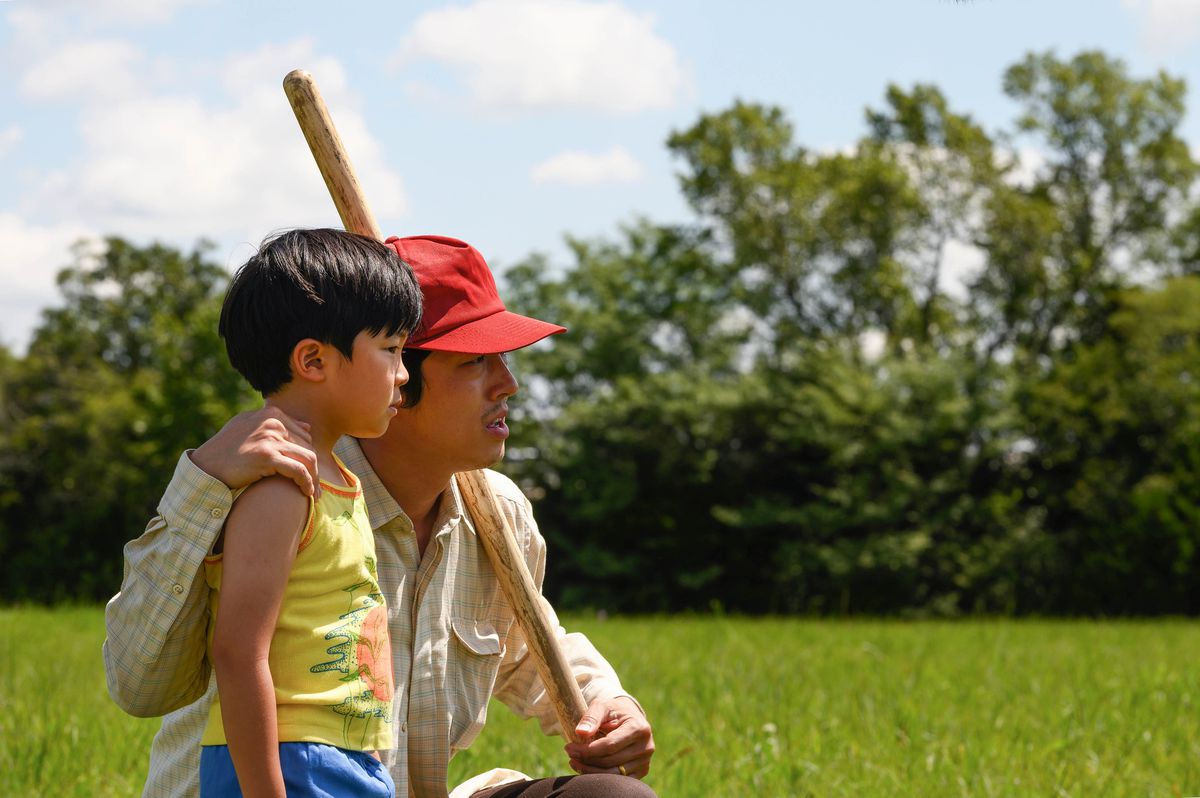 un père coréen et son jeune fils se tiennent dans un champ ouvert