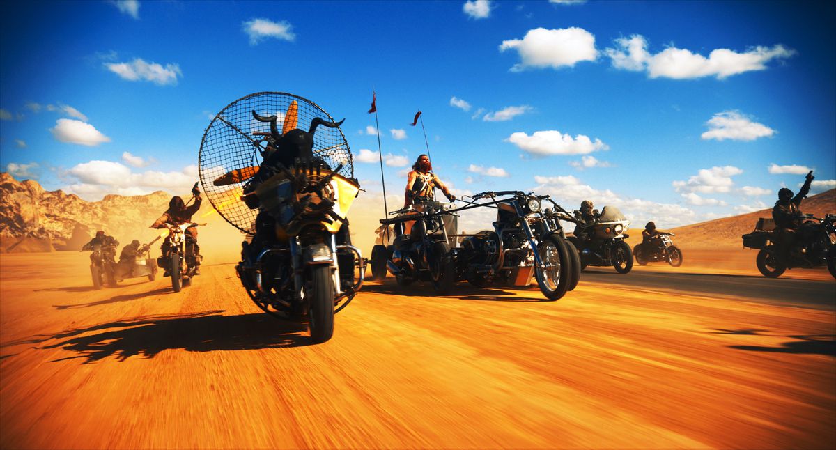 Octoboss, un guerrier en armure doté d'énormes cornes noires, conduisant une moto équipée d'un ventilateur géant à l'arrière, traverse les Terres désolées en caravane avec Dementus (Chris Hemsworth) dans Furiosa