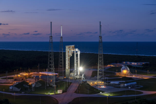 La fusée Atlas V de United Launch Alliance et le vaisseau spatial Starliner de Boeing à la station spatiale de Cap Canaveral, en Floride.