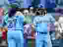 Bo Bichette #11 des Blue Jays de Toronto célèbre avec Vladimir Guerrero Jr. #27 après avoir réussi un home run de 2 points en deuxième manche lors d'un match contre les White Sox de Chicago au Rogers Centre le 22 mai 2024 à Toronto, Ontario, Canada .
