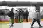 Des navetteurs montent à bord d'un train en direction sud à la gare Yonge-Blood le vendredi 22 avril 2022.