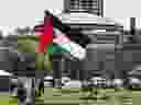 Un drapeau palestinien flotte alors qu'un campement protestant contre la guerre israélienne à Gaza continue de se tenir sur le campus de l'Université de Toronto, à Toronto, le mardi 7 mai 2024.