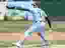 Le lanceur des Blue Jays Kevin Gausman livre au marbre contre les Athletics en fin de première manche au Oakland Coliseum à Oakland, en Californie, le samedi 8 juin 2024.