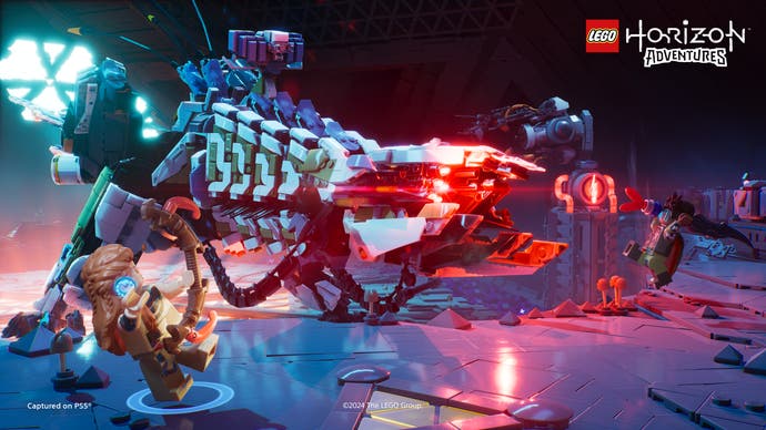 Capture d'écran de Lego Horizon Adventures montrant un dinosaure robot rouge brillant dans une grotte.