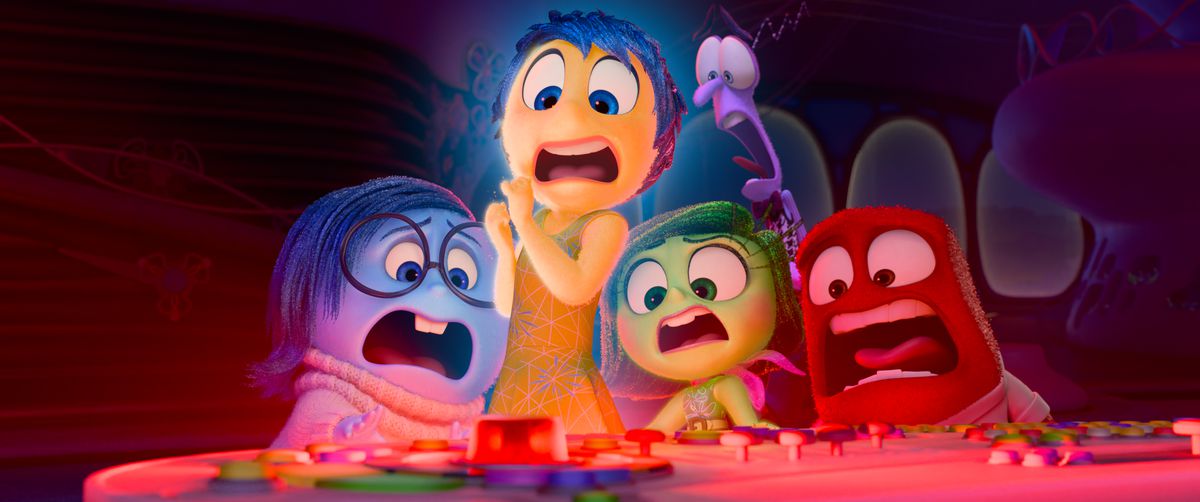 Les cinq émotions originales d'Inside Out — Joie, Tristesse, Dégoût, Colère et Peur — crient toutes d'horreur et reculent lorsqu'un voyant d'alarme rouge s'éteint sur leur console opérationnelle commune dans Inside Out 2 de Pixar Animation Studios.