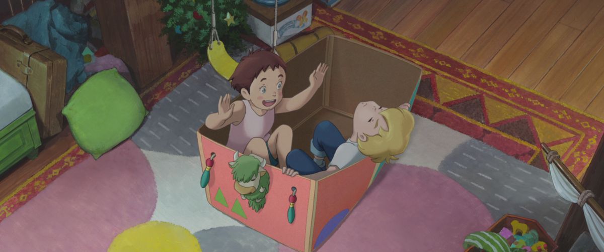 La jeune fille Amanda gesticule avec enthousiasme tandis que son ami imaginaire Rudger s'affale contre le côté de la boîte en carton rose décorée dans laquelle ils sont tous les deux assis, dans une scène du film d'animation du Studio Ponoc L'Imaginaire. 