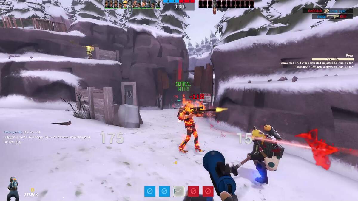 Un joueur pyro pointant un pistolet lance-fusées vers un tireur d'élite aimbot.