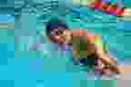Lia Thomas, une femme transgenre, nage pour l'Université de Pennsylvanie lors d'une compétition de natation de l'Ivy League contre l'Université Harvard à Cambridge, Massachusetts, le 22 janvier 2022. (Photo de Joseph Prezioso / AFP) (Photo de JOSEPH PREZIOSO/AFP via Getty Images)
