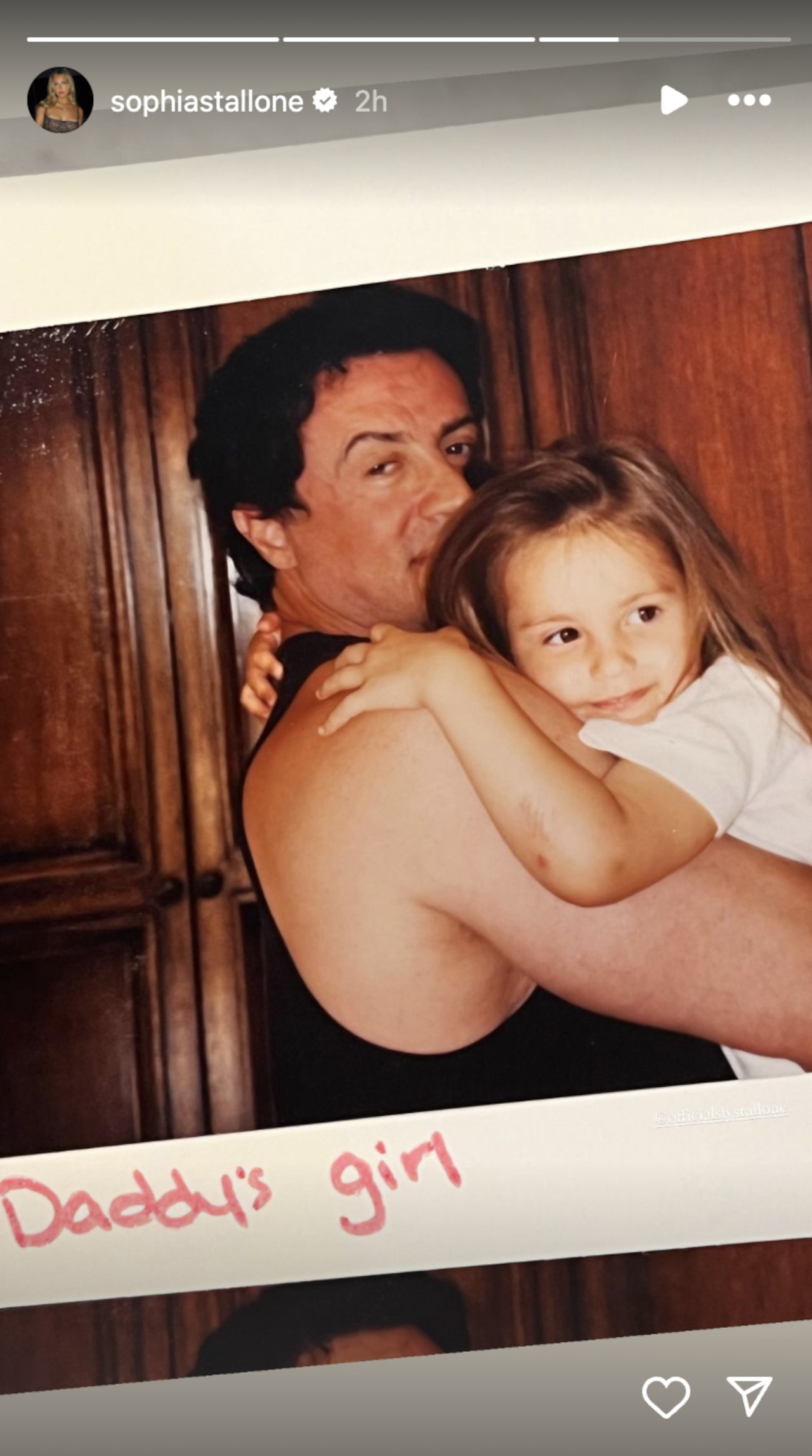 Sylvester Stallone tient l'un de ses enfants en photo