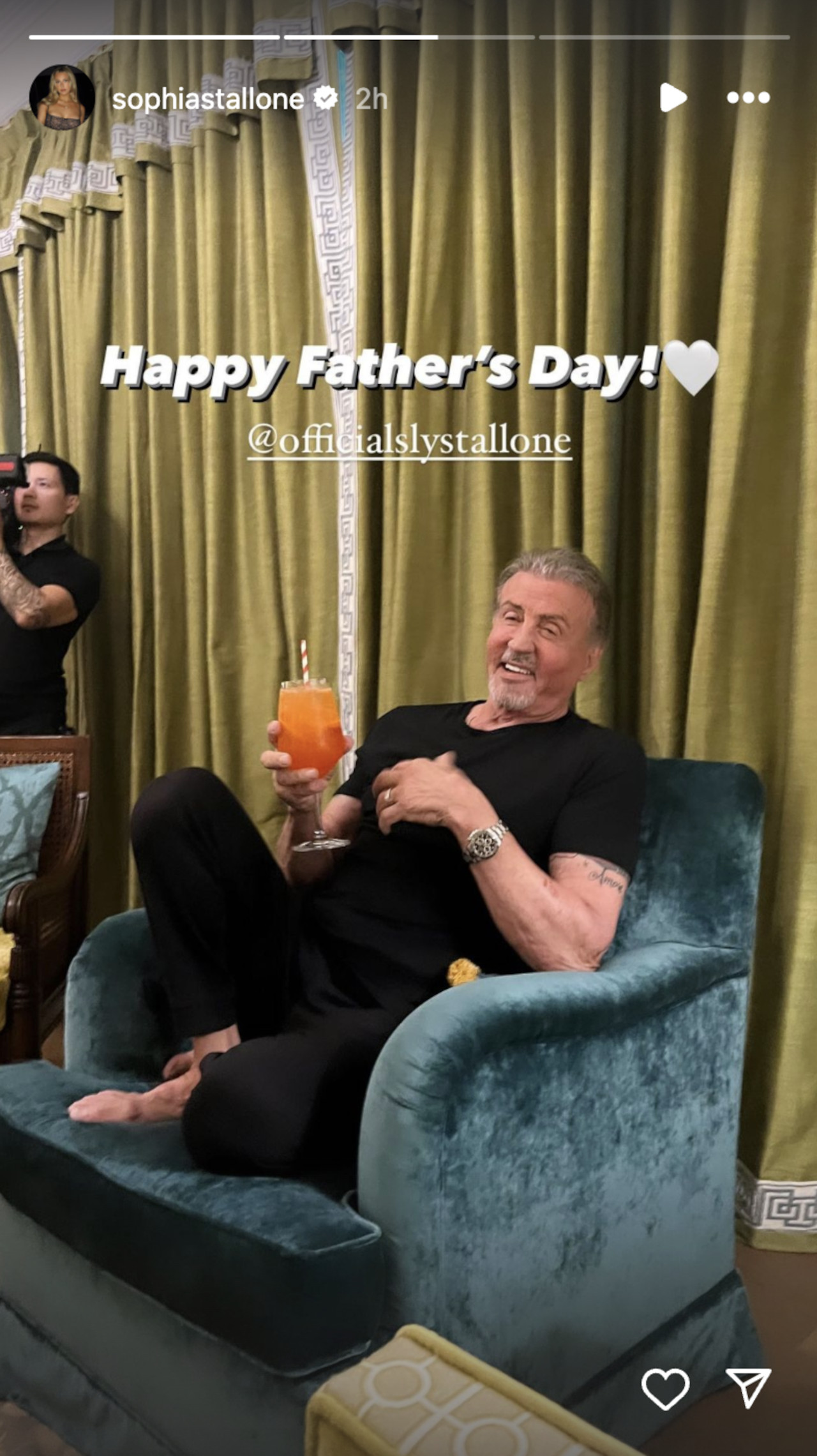 Sylvester Stallone apprécie un verre dans le message de la fête des pères