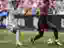 Richie Laryea du Toronto FC, à droite, contrôle le ballon contre l'attaquant du FC Cincinnati Yuya Kubo lors d'un match de football MLS le dimanche 25 février 2024 à Cincinnati.  Laryea devrait revenir de blessure pour le match de samedi à DC United.