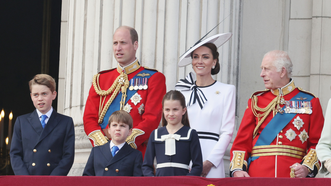 LONDRES, ANGLETERRE - 15 JUIN : le prince George de Galles, le prince William, le prince de Galles, le prince Louis de Galles, la princesse Charlotte de Galles, Catherine, la princesse de Galles et le roi Charles III sur le balcon du palais de Buckingham lors de Trooping the Color en juin 15, 2024 à Londres, Angleterre.  Trooping the Color est un défilé cérémonial célébrant l'anniversaire officiel du monarque britannique.  L'événement rassemble plus de 1 400 soldats et officiers, accompagnés de 200 chevaux.  Plus de 400 musiciens de dix groupes différents et Corps of Drums défilent et se produisent en parfaite harmonie.