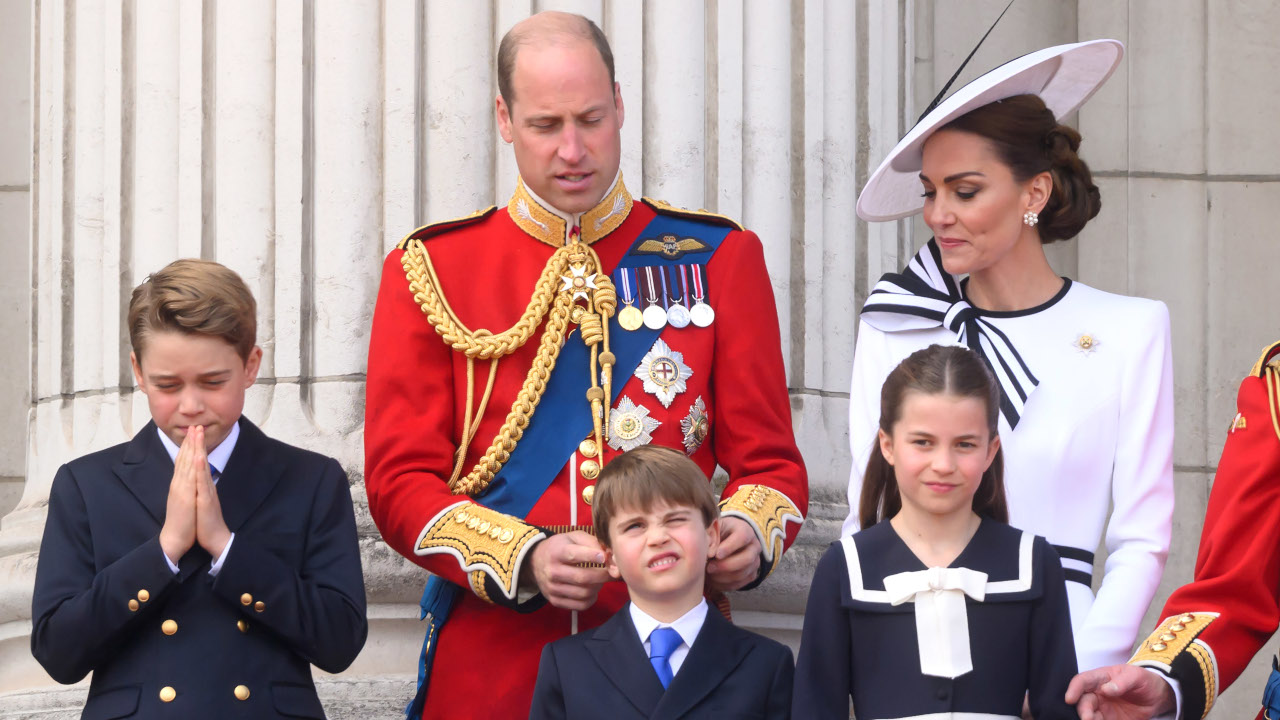 LONDRES, ANGLETERRE - 15 JUIN : le prince George de Galles, le prince William, le prince de Galles, le prince Louis de Galles, la princesse Charlotte de Galles et Catherine, princesse de Galles sur le balcon du palais de Buckingham lors de Trooping the Color le 15 juin 2024 à Londres, Angleterre.  Trooping the Color est un défilé cérémonial célébrant l'anniversaire officiel du monarque britannique.  L'événement rassemble plus de 1 400 soldats et officiers, accompagnés de 200 chevaux.  Plus de 400 musiciens de dix groupes différents et Corps of Drums défilent et se produisent en parfaite harmonie.