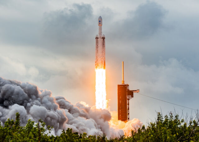 Une fusée SpaceX Falcon Heavy décolle du Kennedy Space Center de la NASA en Floride.