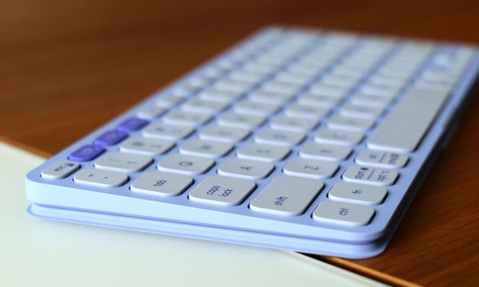 Le Keys-To-Go 2 est doté d'un couvercle intégré qui se retourne pour donner au clavier un angle plus ergonomique lors de son utilisation. 