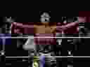 Cody Rhodes célèbre après avoir battu Roman Reigns pour le championnat universel incontesté.