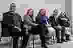 Les candidats à la direction du NPD de l'Alberta Naheed Nenshi, à gauche, Kathleen Ganley, Sarah Hoffman, Gil McGowan et Jodi Calahoo Stonehouse ont présenté leurs programmes et leur vision du parti lors d'une vitrine sur le leadership organisée à l'Agora de Sherwood Park le 3 avril 2024.