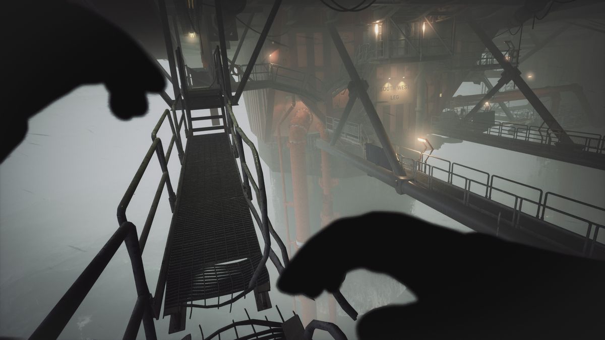 Une capture d'écran de Still Wakes the Deep à la première personne, montrant le protagoniste Caz sautant à travers l'épave brisée d'une passerelle métallique sur la plate-forme pétrolière.