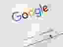 Un curseur se déplace sur la page du moteur de recherche de Google.