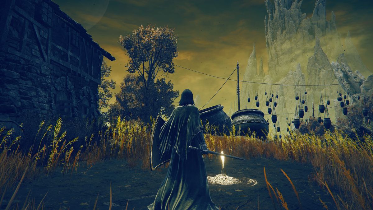 Un guerrier terni se tient devant le site de grâce de Bonny Village, avec de nombreux pots en arrière-plan, dans une capture d'écran d'Elden Ring : Shadow of the Erdtree.
