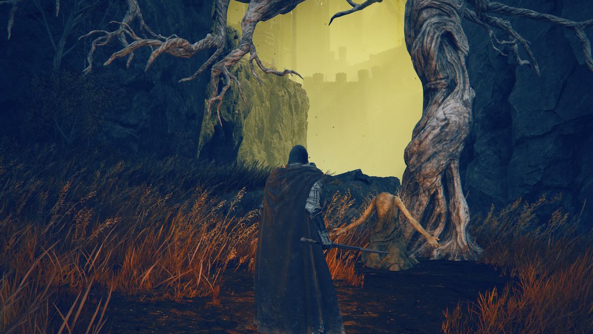 Un guerrier terni se tient devant la statue du geste O Mother à Bonny Village dans une capture d'écran d'Elden Ring : Shadow of the Erdtree
